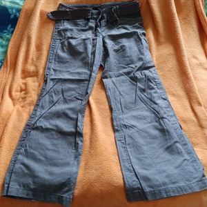 2 linnebyxor, H&M, storlek 40 - 1 par ljusbruna och 1 par bruna linnebyxor med breda ben. Linnemix, jätte bekväma byxor. Ett brunt flätat bälte ingår. Fïnns även att köpa enskild, kolla min garderob! 