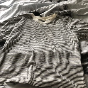 Randig t-shirt - Randig t-shirt från Uniqlo