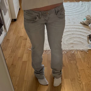 Low waist grå bootcut ltb jeans Valarie  - grå low waist bootcut jeans från ltb i modellen Valarie. De är i strl W27 L34. De är uppsprättate längst ner. De är slutsålda nästan överallt💗