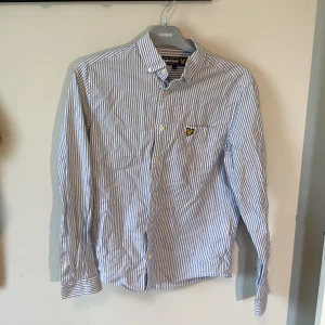 Lyle & Scott Skjorta - Säljer en Lyle & Scott skjorta i storlek S i väldigt bra skick. Skjortan är knappt använd och jag säljer den då den inte passar mig längre. Passar en om man är runt 170