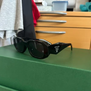 Prada solglasögon  - Säljer dessa riktigt snygga Prada glasögon, perfekt solglasögon nu inför sommar, riktigt fashion glasögon. Pris kan diskuteras!! Tveka inte att skriva!!
