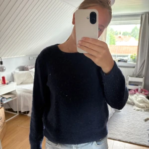 Mörkblå stickad tröja från Chelsea - Mysig mörkblå stickad tröja från Chelsea med rund halsringning och långa ärmar. Pris kan diskuteras 