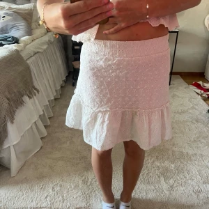 Somrig kjol - Vit somrig kjol i storlek xxs. Ej genomskinlig!