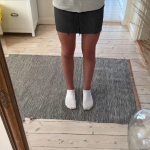 Svart/grå jeanskjol - Tajt fin grå/svart jeanskjol Egensydd utav ett par Gina Tricot jeans