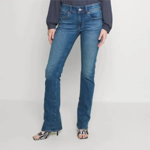 Lowwaist jeans - Snyggaste blåa jeansen från märket American Eagle. Skriv för fler bilder.