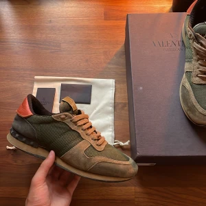 Valentino RockRunners - Supersnygga valentino Rockrunners i ett använd skick! Fortfarande fina och mycket liv kvar men finns nån defekt här och var, bild på den värsta som inte ens är något speciellt. Hör av er vid frågor, dustbag samt vykort följer med.