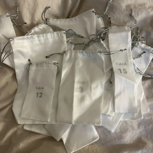 Kalender påsar  - Säljer dessa kalender påsar ifrån caia, har inte använt de mer än när jag öppnade kalendern, vissa har lite små fläckar💗skriv privat för egna bilder Priset kan diskuteras vid snabb affär, endast påsarna inga produkter 