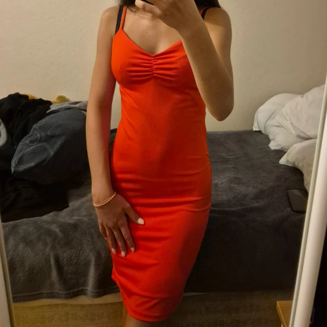 Röd tight klänning med smala axelband