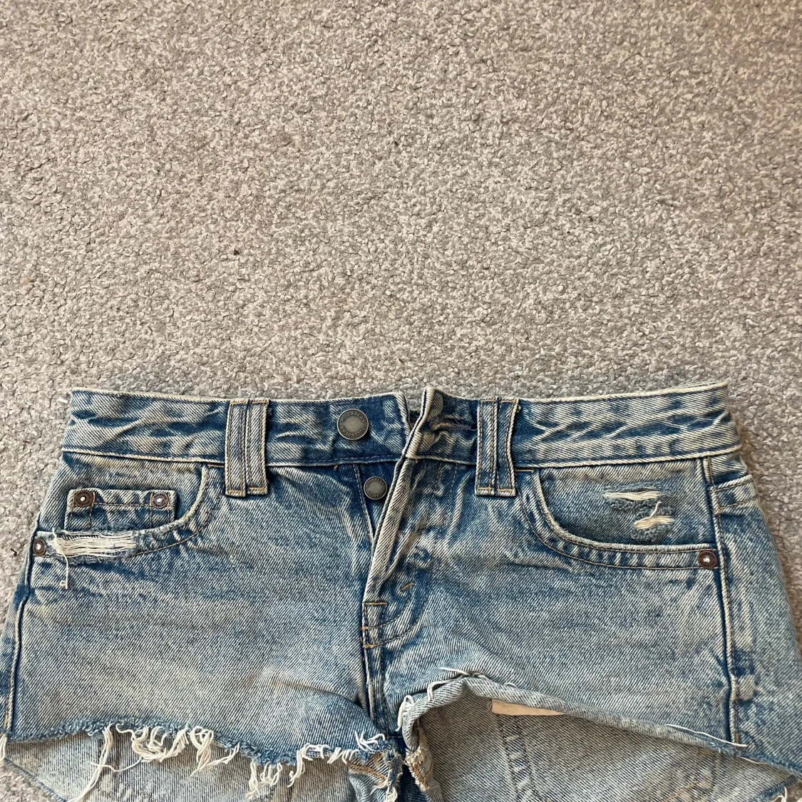 Blå jeansshorts med fransig kant