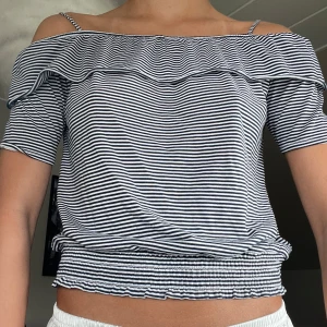 Randig vit och blå tunn topp - Mycket fin och bra skick, storleken är 134/140 men stor i storleken. Jag har XS och den passar mig.