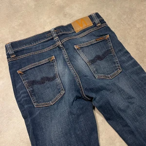 Nudie Jeans - Tjena! Säljer dessa sjukt snygga Nudie jeansen för ett grymt pris. Modellen heter Lean Dean och är Slimfit passform. Storlek : 29/34 || vid frågor / funderingar klicka ”kontakta” , allt gott! 