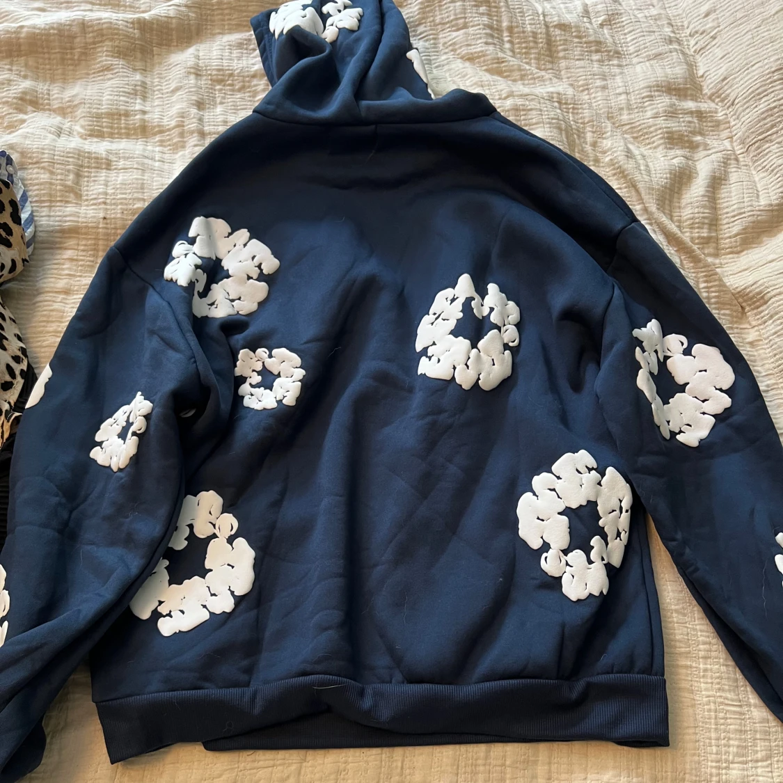 Blå hoodie med vita blommor Denim Tears - 2