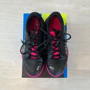 Salming träningsskor svart/rosa - Salming Vipers 5 shoe. Storlek 38 2/3