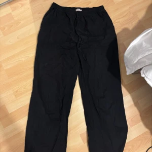 Svarta linnebyxor  - Svarta linnebyxor med snörning i midjan från Nelly i storlek S! Använda fåtal gånger men sparsamt. 