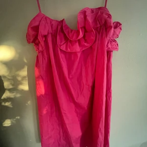 Rosa kortklänning med volang - Supersöt rosa kortklänning från h&m!!