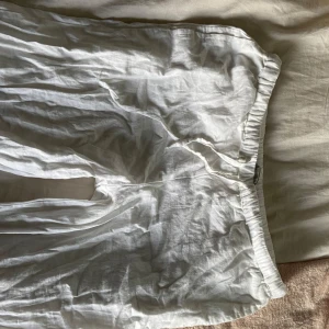 Vita linnebyxor från BikBok, storlek S - Passar mig inte längre💕. Säljer ett par vita linnebyxor från BikBok i storlek S. Byxorna har resår i midjan för en skön och avslappnad passform. Perfekta för varma dagar och har en luftig känsla tack vare linnematerialet.