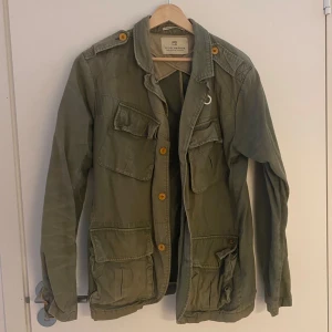 Grön militärjacka - Cool grön vintage militärjacka från Scotch & Soda Amsterdam Couture! Second hand men ej använd av mig. 
