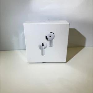 airpod - AirPod Gen 4 – Helt nya & oöppnade  Säljer helt nya AirPod Gen 4, senaste modellen från Appl.  Fick dem i present men har redan ett par, så därför säljer jag. Oöppnad originalförpackning – grymt ljud, bra passform och lång batteritid.  Kan mötas upp eller skickas. Skicka gärna meddelande vid intresse eller frågor. Pris kan diskuteras. 