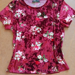 Söt Tshirt i Sammet - En kortärmad topp i vinröd sammet med blommor på. Jättefin och i bra skick. Från FB Sister, storleken är XL men den sitter som M (det kanske är meningen att den ska vara supertight, men på mig som har M sitter den halvtight och snyggt).
