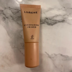 Lumene Eyeshadow Primer 8ml - Lumene Eyeshadow Primer i en beige tub på 8 ml. Denna veganska primer är speciellt framtagen för att få ögonskuggan att sitta bättre och hålla längre. Kommer i en smidig plastförpackning som är lätt att ta med i sminkväskan.