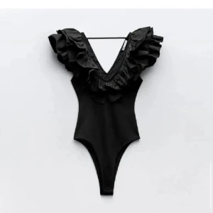 Body zara - Säljer denna väldigt eftettraktade bodyn från Zara. Storlek S🩷