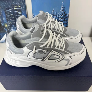 Dior b30 - Säljer ett par vit/gråa dior b30 i nyskick | Storlek 46 men passar 45 | Fraktar samma dag om köp sker innan 22:00