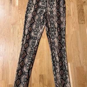 Snakeprint leggings från Noisy May zalando nya  - Helt nya leggings i ormskinnsmönster från Noisy May i storlek S. Stretchigt och skönt mjukt material. Nypris 249kr.  Kommer från djur- och rökfritt hem. Inga returer. Skicka meddelande för mått.