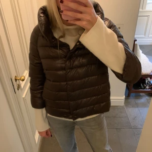 Herno jacka - Säljer denna sjukt snygga herno jackan! Modellen heter SOFIA (capes). Den är endast använd ett fåtal gånger, och därför i mycket bra skick! Nypris: 495 euro💕💕