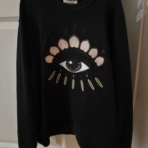 Svart kenzo tröja  - Svart kenzo tröja i strl S, köpt på johnells för 2000 kr säljer för mycket billigare då den varit använd ett par gånger.🩷