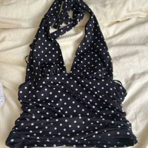 Prickig topp! - Jättefin prickig topp, säljer för den inte kommer till användning. köpte i spanien!🥰