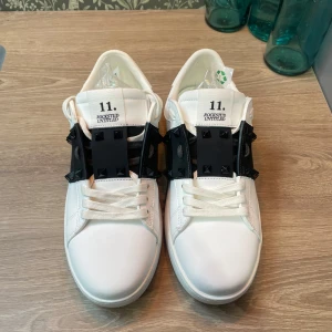Valentino Rockstud Untitled sneakers vit - Vill kolla intresse på mina vita valentino skor med nitar, då dom är lite för stor för mig. Dessa är i storlek 39. Box, kvitto, dustbag osv tillkommer! Köptes helt nya ifrån Vinted! Endast testade😊