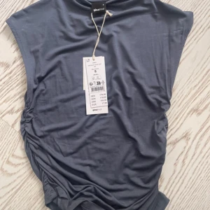 Ny topp från Gina tricot  - Aldirg använd 