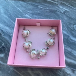  armband med pärlor  - Unikt armband med stora vita pärlor infattade i silverfärgade detaljer. Armbandet har en elegant och lyxig design, perfekt för dig som vill sticka ut med något extra. 