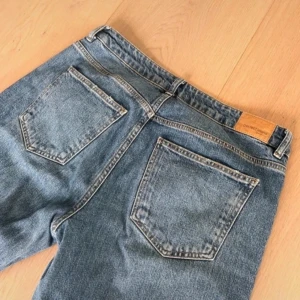 Blå bootcut jeans från Perfect Jeans - Snygga blå jeans från Perfect Jeans med klassisk bootcut-passform. Jeansen har vanliga fickor, normal midja och är tillverkade i slitstarkt denim. Perfekta för dig som gillar en tidlös look med lite utsvängda o ben. Färgen är mellanblå med lätt tvättad effekt.