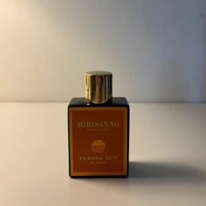 Mirisanno Fading Sun samples - Mirisanno fading sun samples.                               Pris står nedanför och frakt köpes till. Har just nu inga 10 ml så om man köper 10 ml så kommer det i två stycken 5 ml flaskor.                                           2 ml /5 ml /10 ml  40 kr /90 kr /160 kr