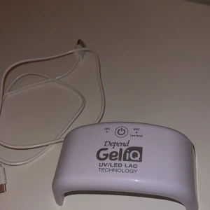 Depend Gel iQ UV/LED lampa - Depend Gel iQ UV/LED lampa i vit plast med USB-sladd. Perfekt för att härda gelnagellack hemma. Lampan har timerfunktion på 30 och 60 sekunder samt low heat-läge. Kompakt och smidig design med flera LED-lampor för jämn härdning.
