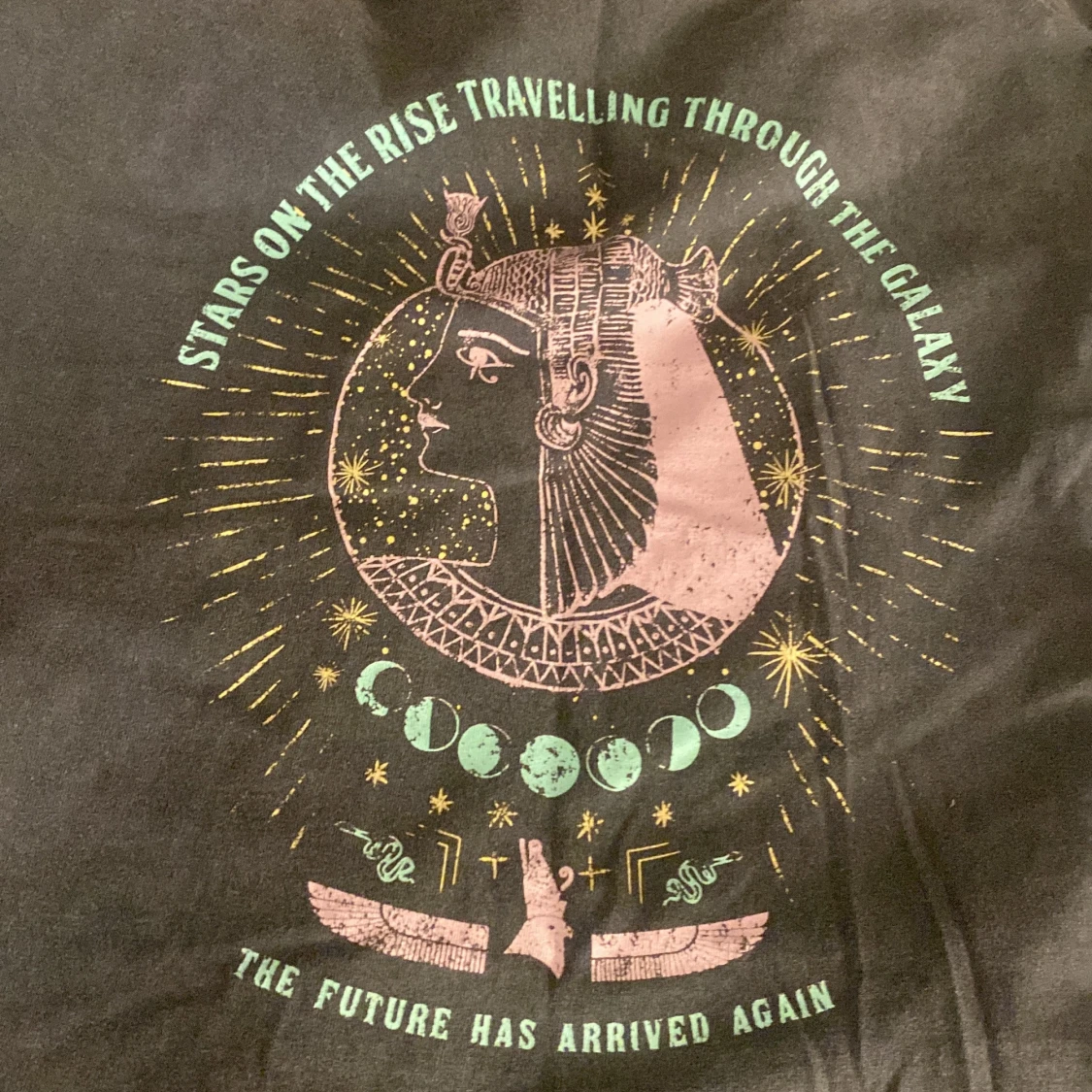 Grå t-shirt med Cleopatra-tryck från Pull&Bear - 2