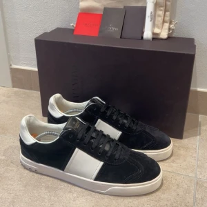 Svarta Valentino Flycrew - Tja! Säljer nu dessa svarta Valentino Flycrew skor i storlek 42 men passar också 43. Skorna är i nytt skick, endast använda ca 3 gånger. Alla nitar sitter kvar. Låda, dustbag och vita skosnören medföljer. Kontakta vid frågor! Priset är diskuterbart. INGA BYTEN!