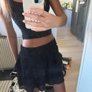 Svart kortkjol med volang - Svart kjol med elastisk midja och volangig nederkant från Chelsea! Går att vika ner resåren för en lågmidjad look! Köpt för 399kr ❣️Perfekt att matcha med en stickad tröja eller en topp! 