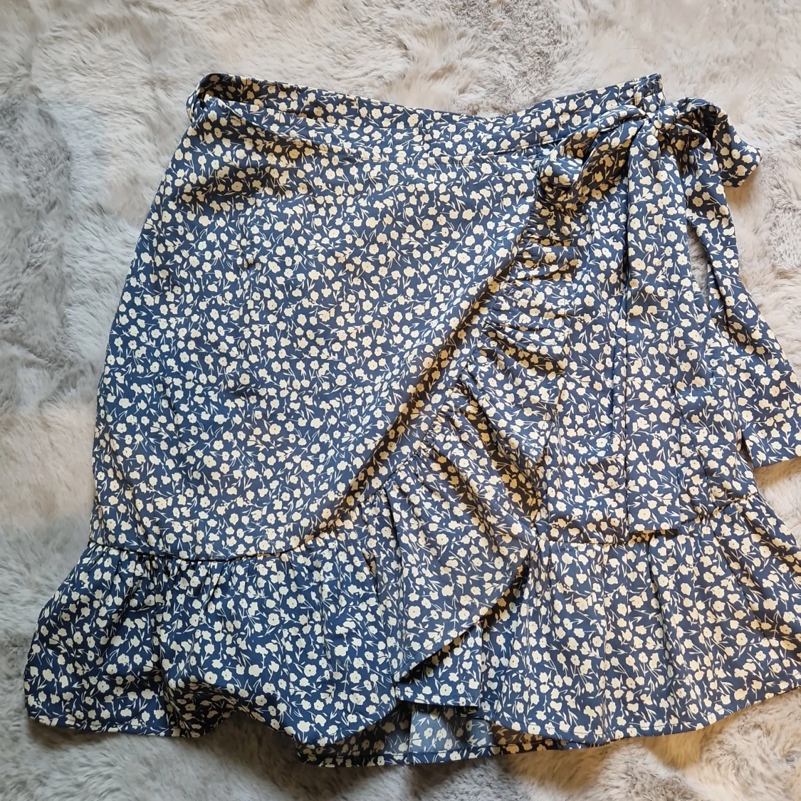 Blå blommig omlottkjol med volang - 2