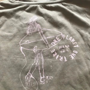 Surf t-shirt - Cool t-shirt med surf motiv på.