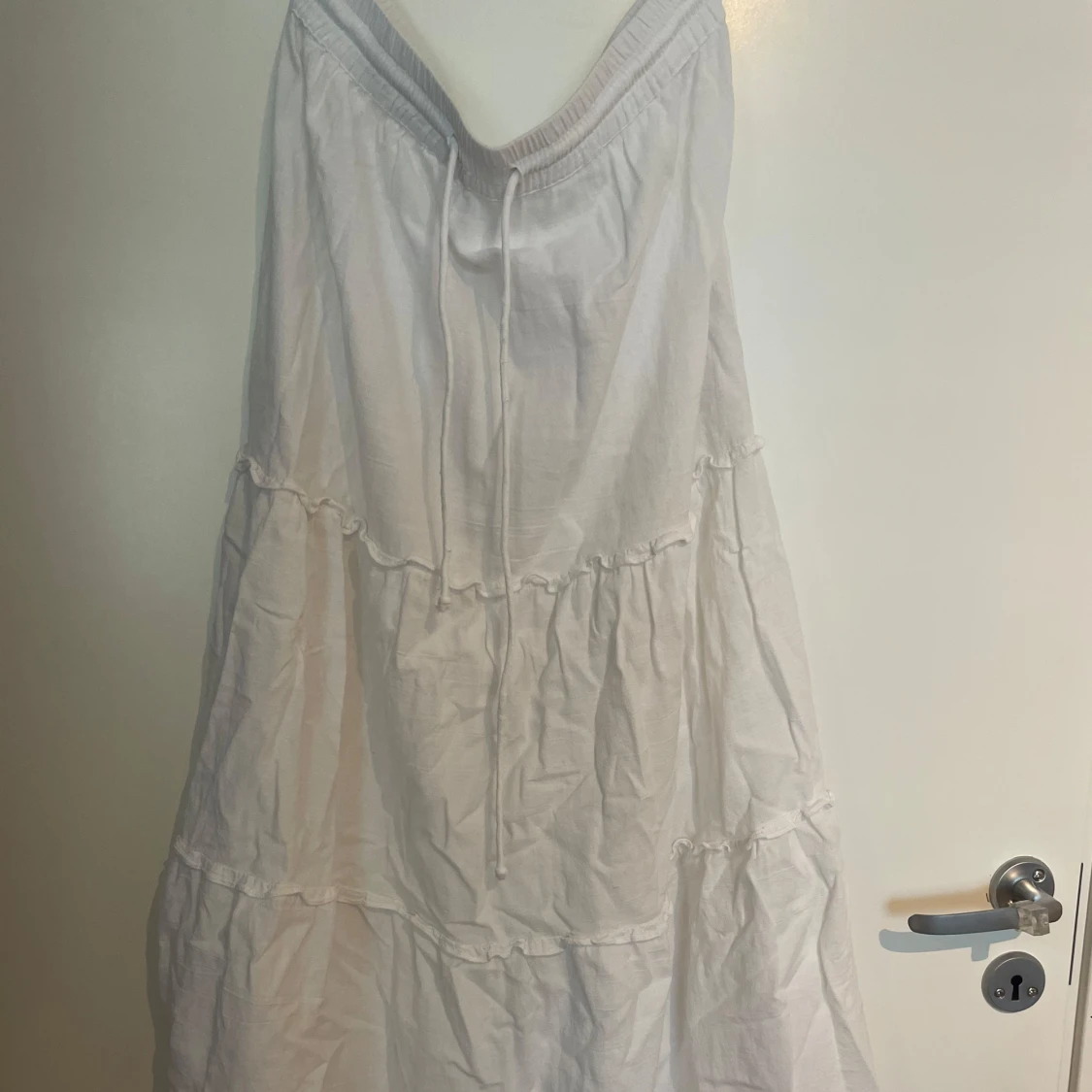 Vit långkjol med volangdetaljer - 2