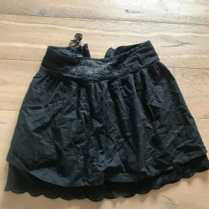 Fin kjol med brodering  - Jättefin kjol med brodering på i bra kvalitet. Ripcurl