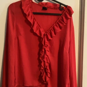 Röd blus - Röd blus från ginatricot, storlek 38 ca S/M