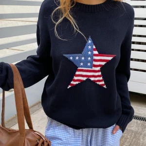 Subdued tröja - Intressekoll på min tröja från subdued! Mörkblå stickad tröja med en stor stjärna framtill i amerikanskt flaggmönster. Sååå fin och i nyskick!💛