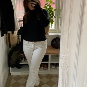 Vita jenas - As skönt jeans från HM i stolens 40. Är vanligtvis 38 men funkar bra ändå! 