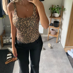 Leopardmönstrad body  - Säljer en body med leopardmönster.