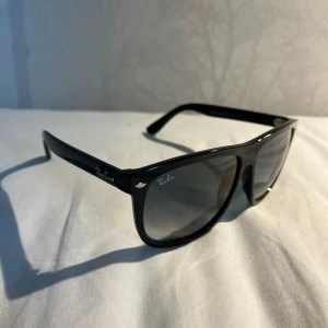 Ray-Ban Boyfriend  - Svarta Ray-Ban i nytt skick som aldrig har använts. De är såklart äkta och vid frågor eller funderingar hör gärna av dig!