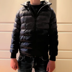 Peak performance jacka - En riktigt snygg peak performance jacka. Skick 8/10 några defekter bild 4 och 5. Nypris 2000kr mitt pris 499kr. Dock är priset ej hugget i sten! Storlek 160. Modellen är 180 och väger 65kg. Skriv vid minsta fundering mvh Lysekilsgarderoben!