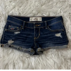Lågmidjade shorts - Snygga mörkblå jeansshorts med låg midja. Storlek W23. Midjemått rakt över: 34cm! Runt hela 68!💗 Kontakta gärna vid frågor eller funderingar!💗